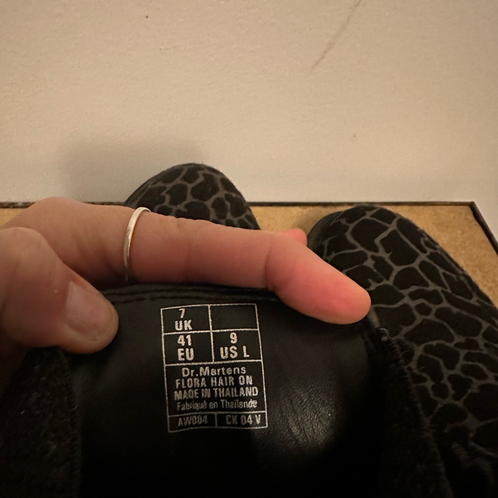 Dr. Martens Black Gray Giraffe-Print Chelsea Ankle Boots - Picture 11 of 12